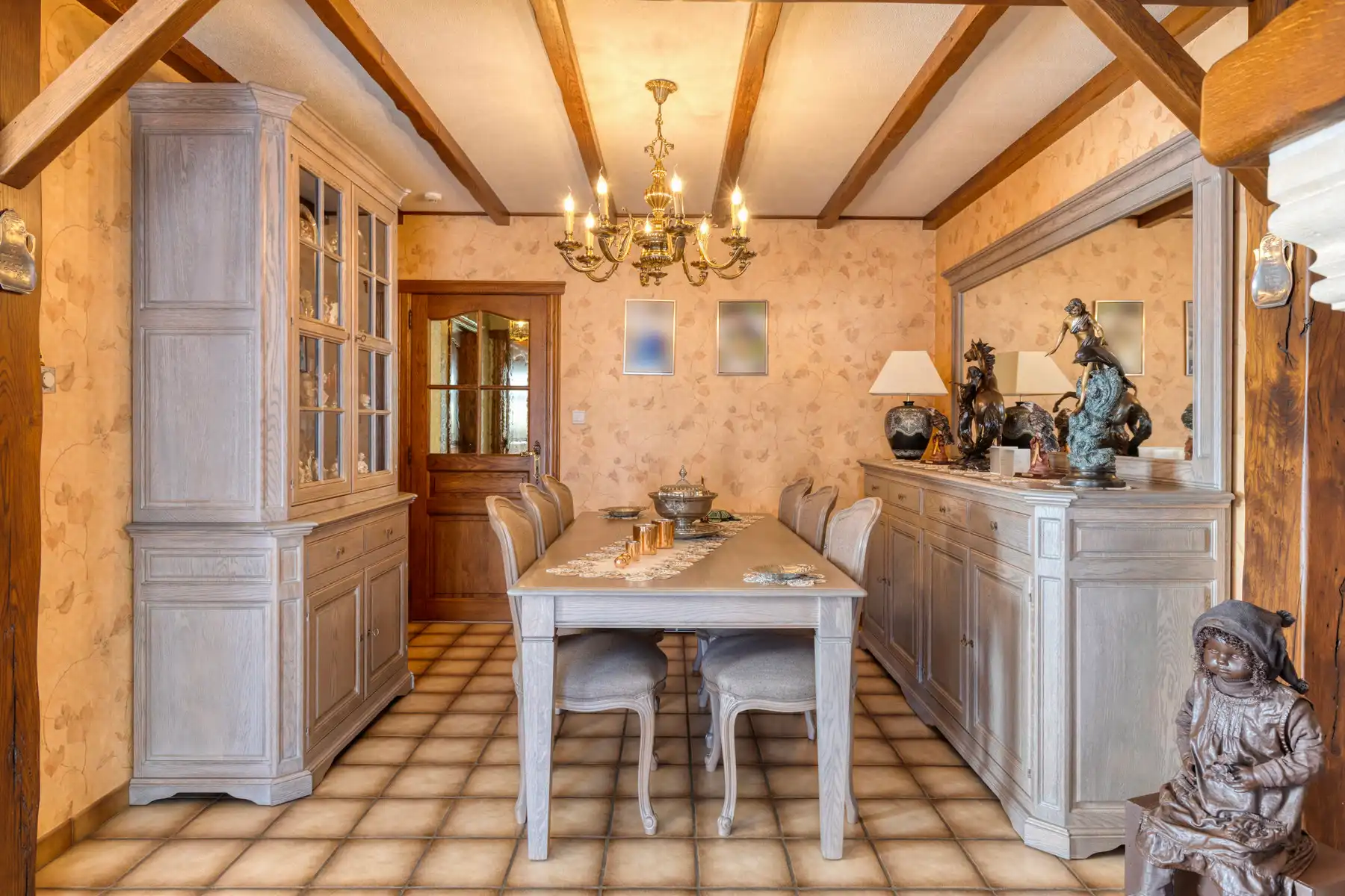 Te moderniseren ruime en solide 3-gevelwoning met grote tuin foto 5