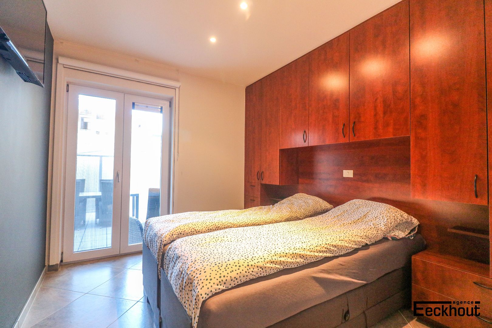 Instapklaar 2-slaapkamer appartement met groot zonneterras te Oostende! foto 10