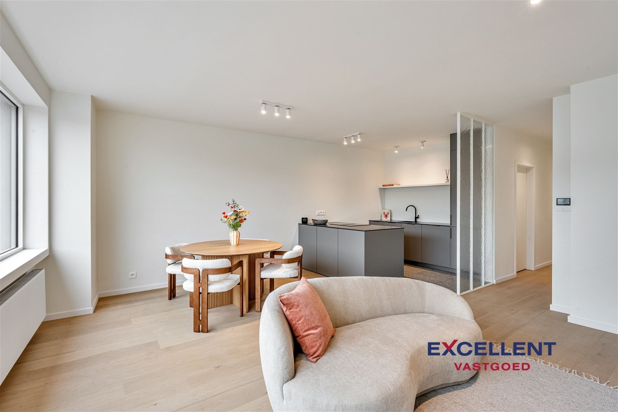 Volledig gerenoveerd 2-slaapkamer appartement centrum Deinze te huur foto {{pictureIndex}}