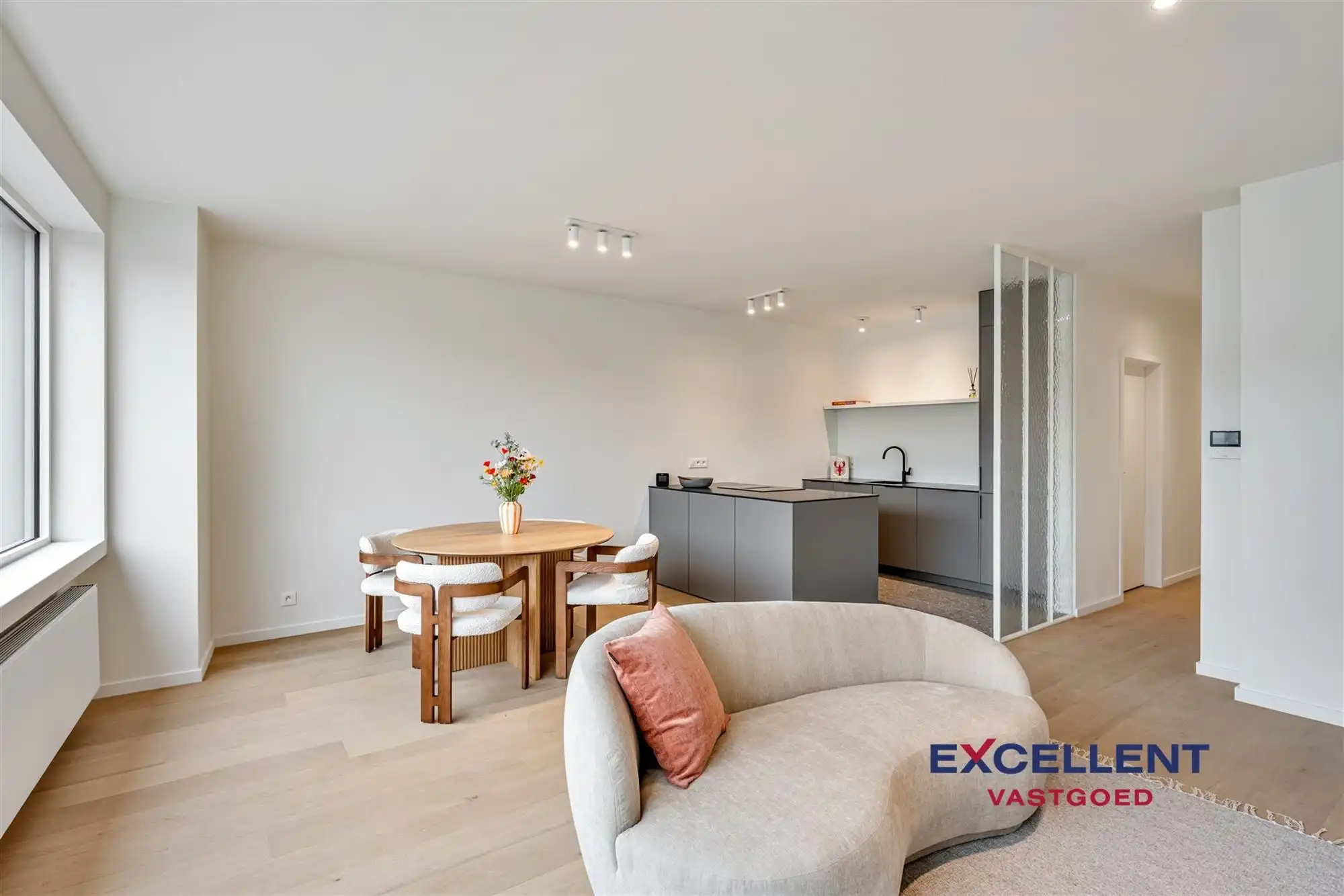 Volledig gerenoveerd 2-slaapkamer appartement centrum Deinze te huur foto {{pictureIndex}}