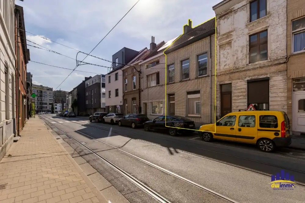 Te koop – Te renoveren rijwoning met tuin in hartje Ledeberg foto 2