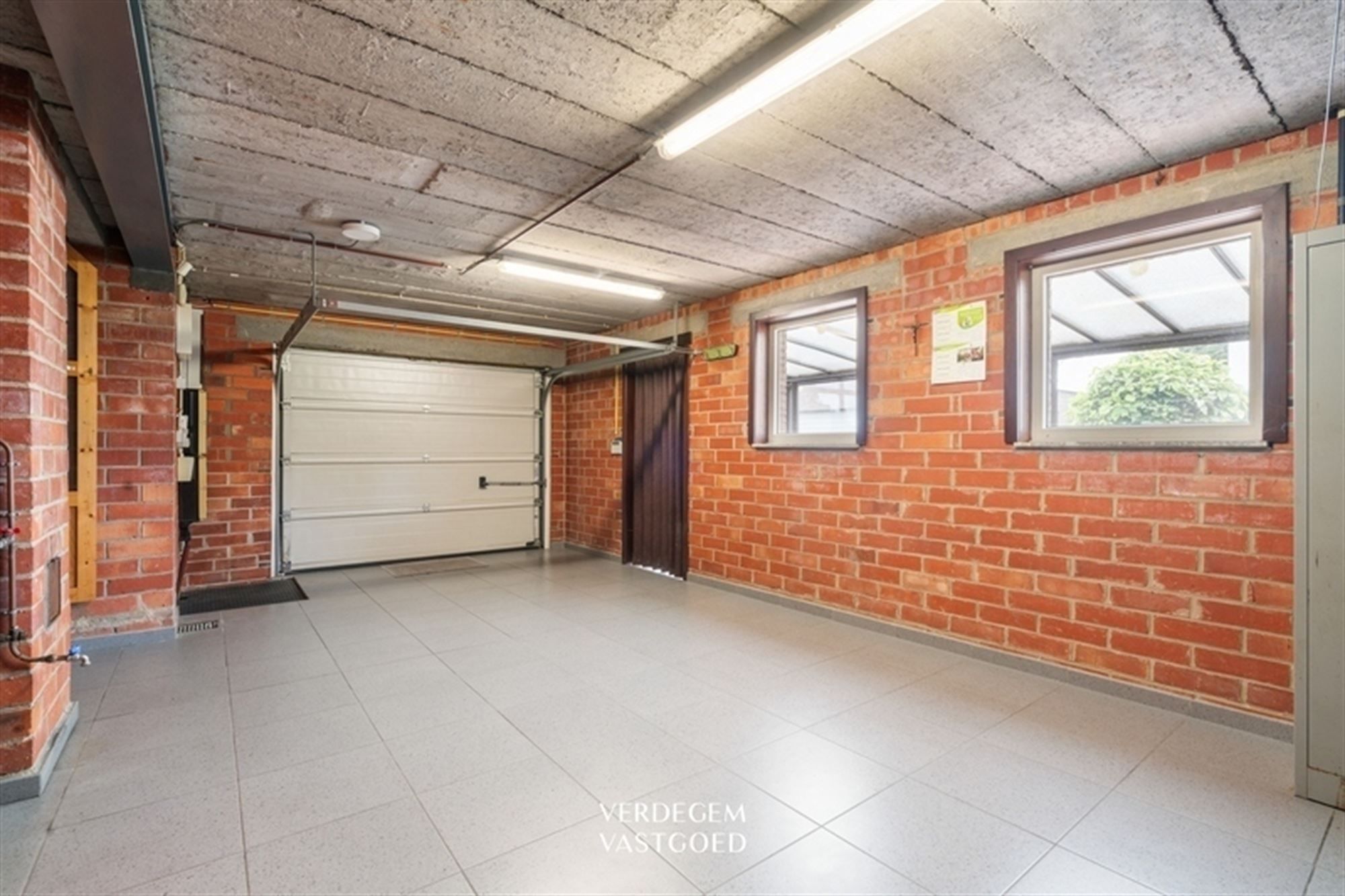 Bungalow met 4 slaapkamers en 2 garages op perceel van 1.029m² foto 19
