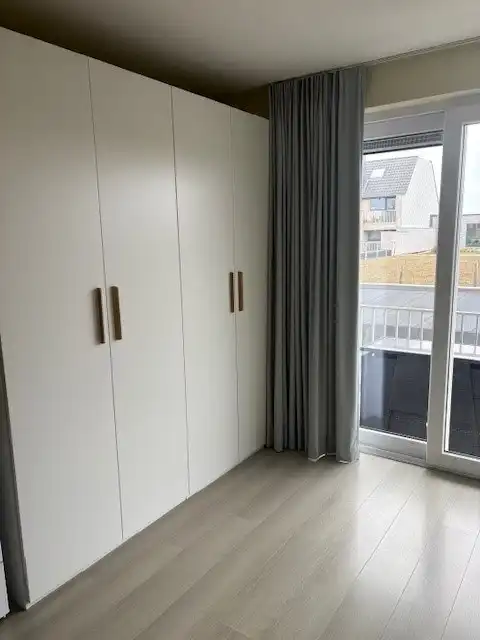 Ongemeubeld tweeslaapkamer-appartement in moderne residentie in Mariakerke foto 20