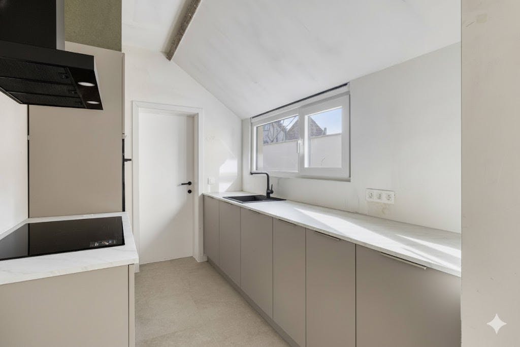 Gerenoveerd huis met 3 slaapkamers in Assebroek foto 6