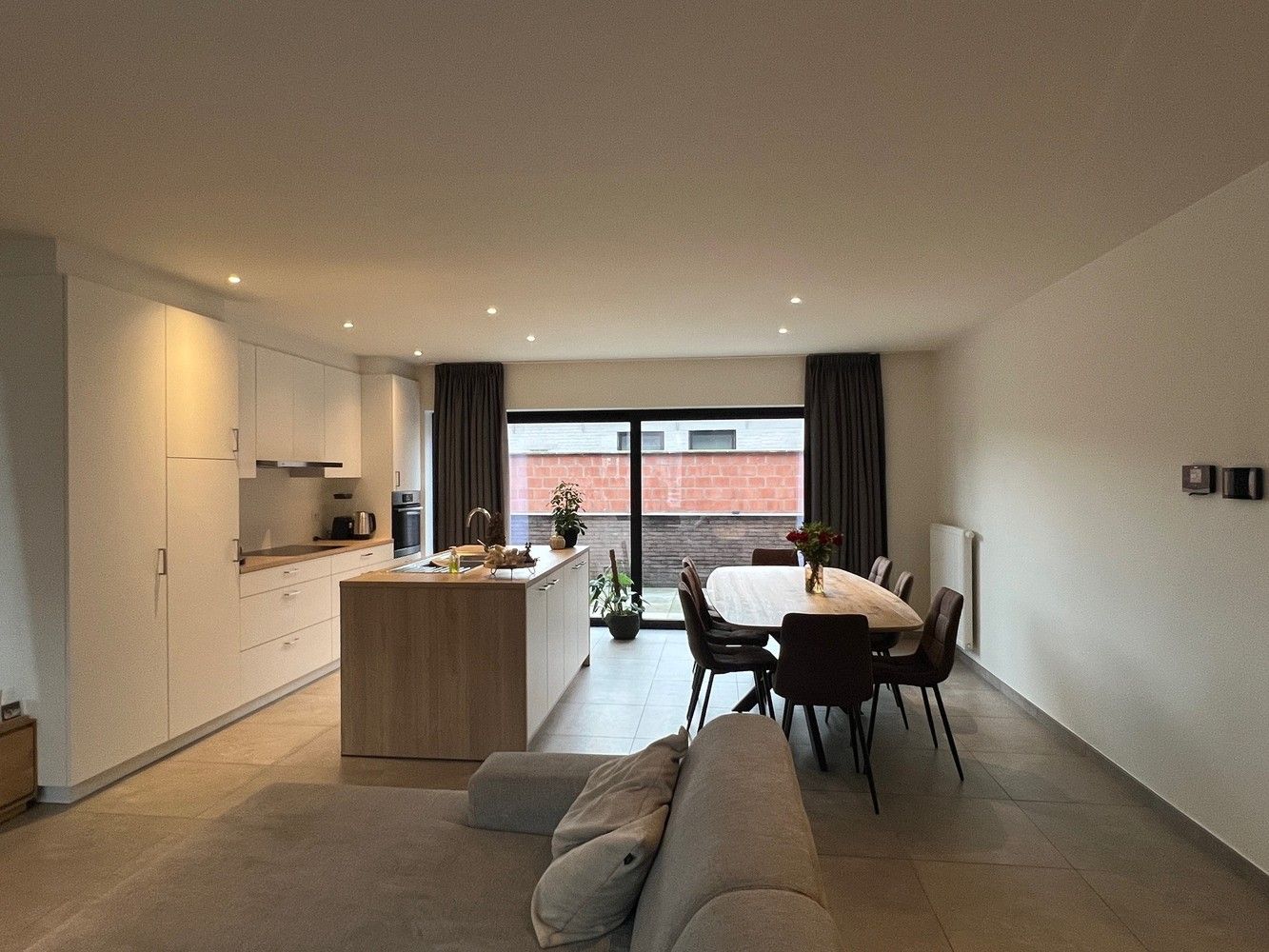 Recente nieuwbouwwoning met 3 slaapkamers en garage. foto 2