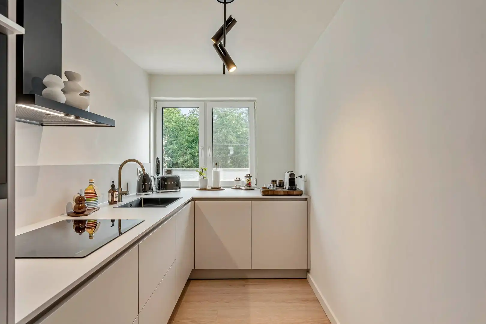 Comfortabel, mooi gerenoveerd duplex-appartement mét ruim terras en carport! foto 9