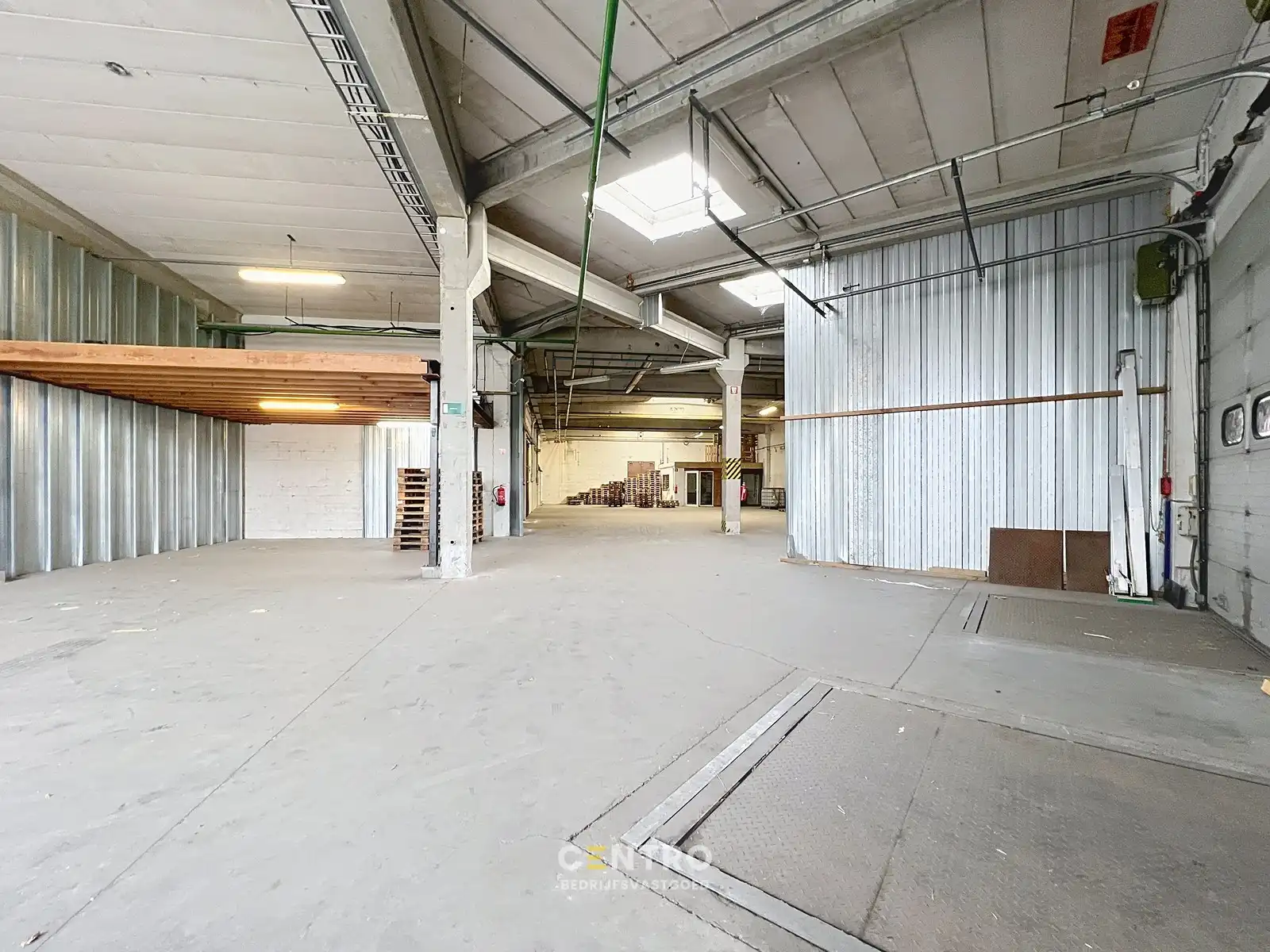 Logistieke LOODS/MAGAZIJN van ± 520m2 met 5 poorten waarvan 3 loskades TE ROESELARE ! foto 12
