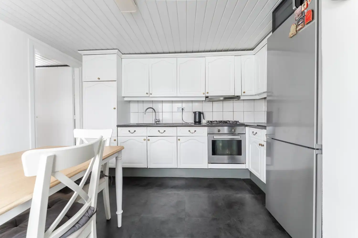Ruime gezinswoning met grote tuin, veranda en garage foto 10
