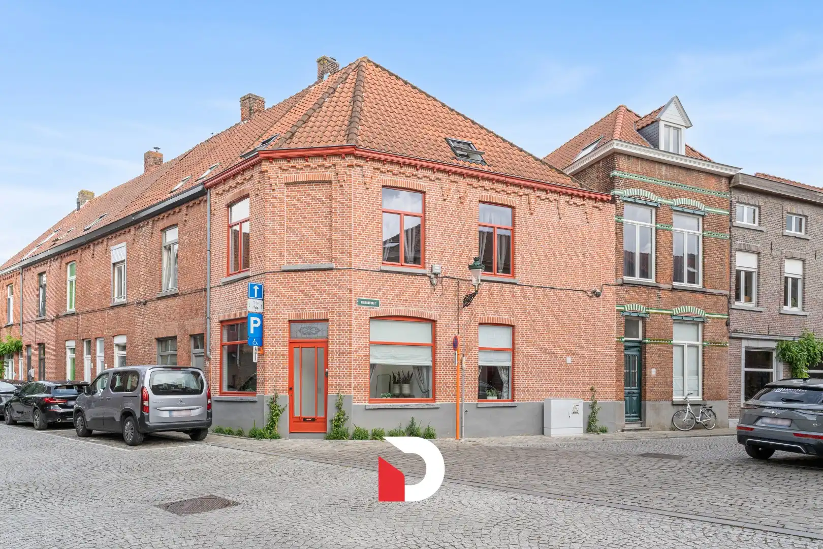 Bijzonder fraai gerenoveerde hoekwoning nabij de Coupure in hartje Brugge foto {{pictureIndex}}