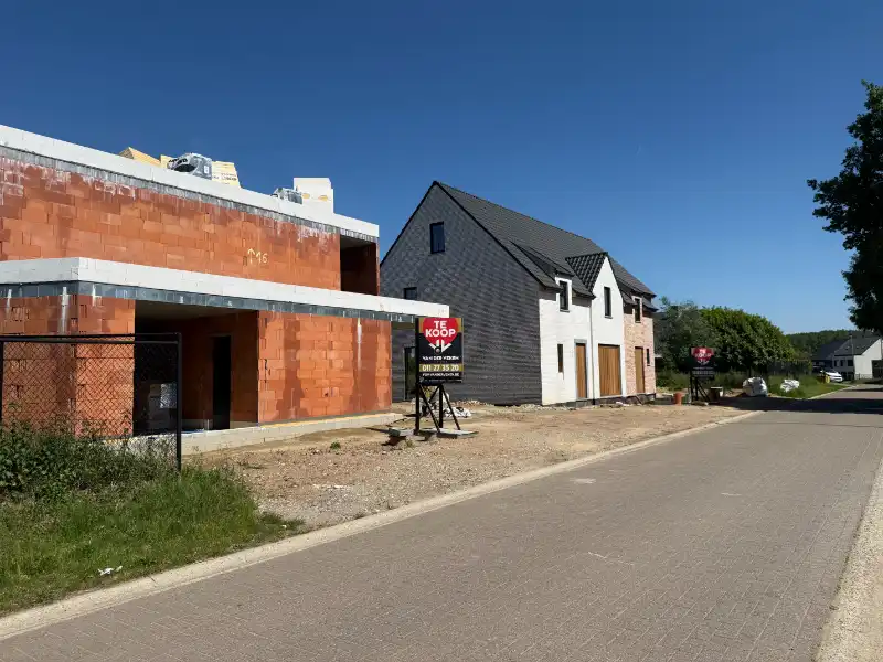 Moderne halfopen nieuwbouwwoning met 4 slaapkamers en 2 badkamers met carport foto 12