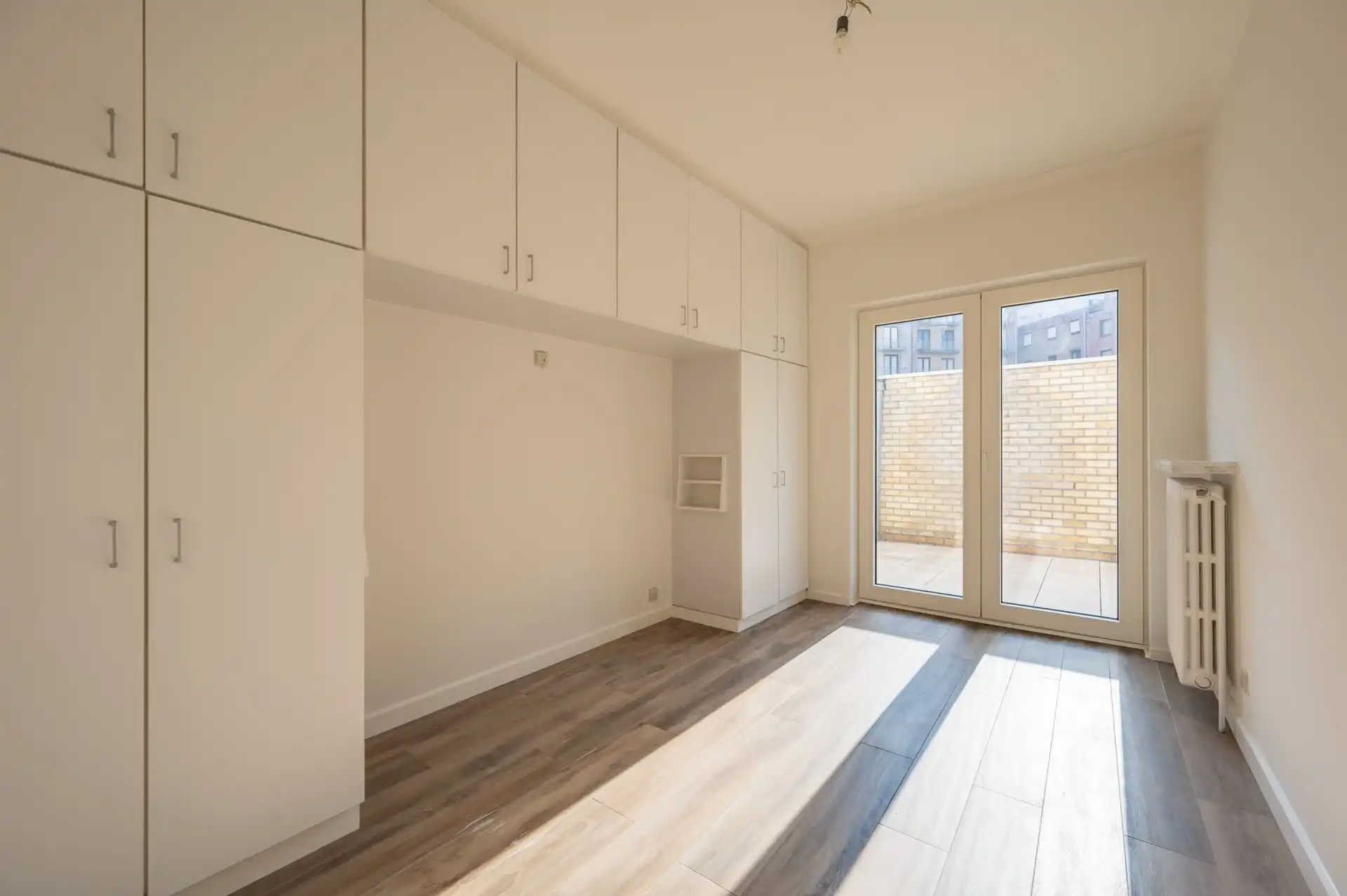 Ongemeubeld: ruim appartement in een zijstraat van de zeedijk! foto 5
