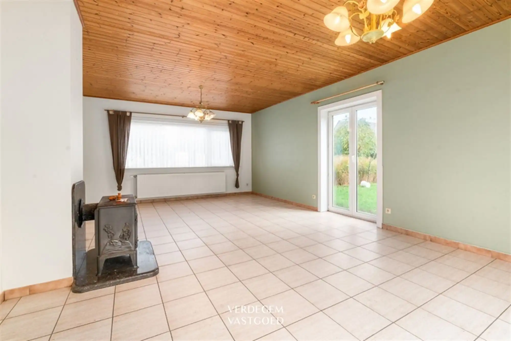 Rustig gelegen, vrijstaande woning met 6 slaapkamers op mooi perceel foto 5