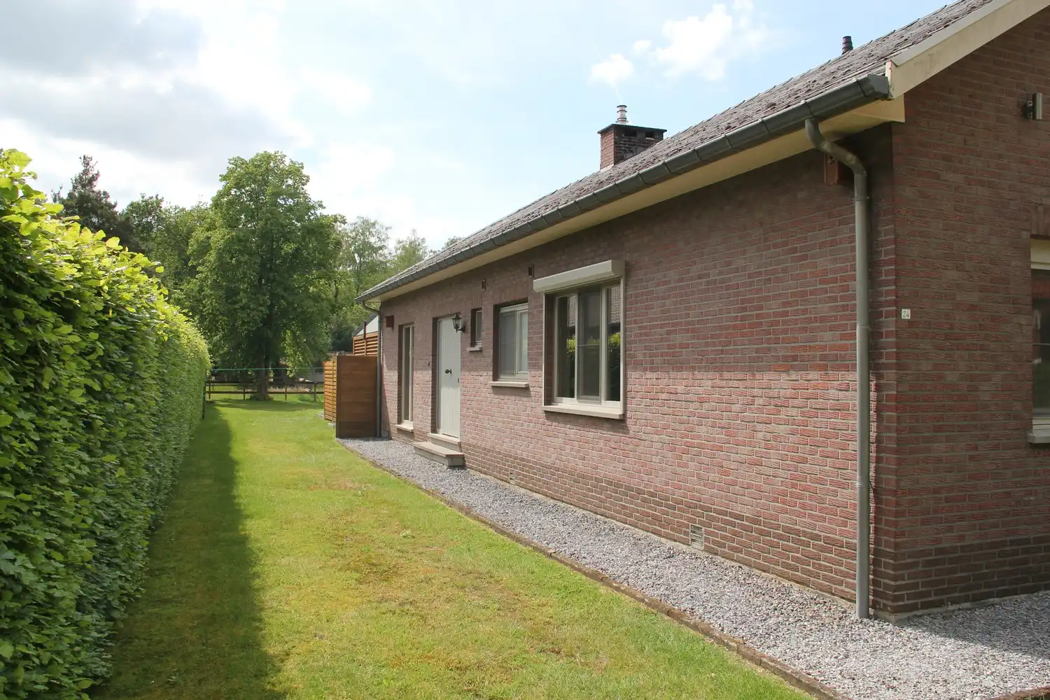 Instapklare gerenoveerde woning op 11a 75ca met prachtige, zuidgerichte tuin aan natuurgebied De Maten in Genk. foto 30