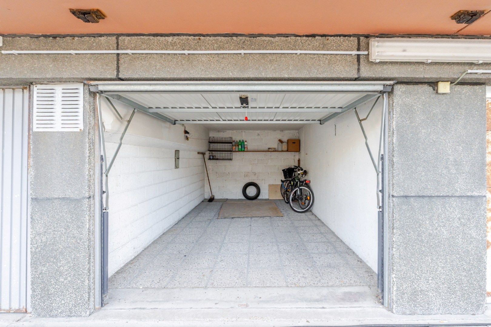 Afgesloten garagebox te koop op niveau 5 in hartje Oostende! foto 2