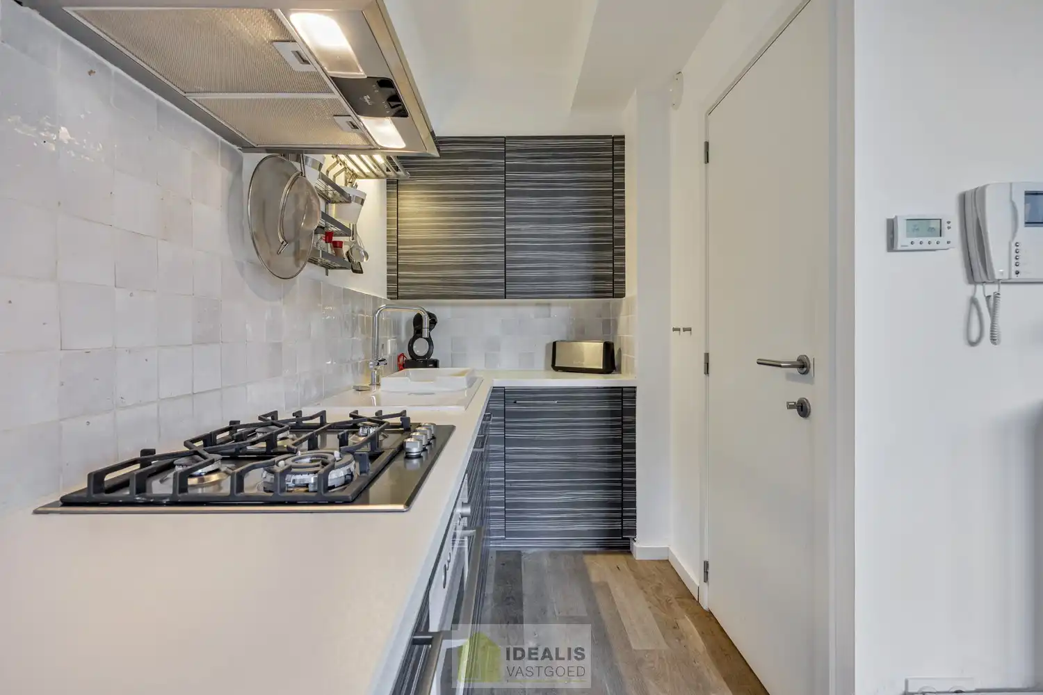 IDEALIS VASTGOED - HEERLIJK GELIJKVLOERS VAKANTIE-APPARTEMENT TE ZEEBRUGGE-BAD OP WANDELAFSTAND VAN HET STRAND EN DE DUINEN! EEN FIJNE PLEK BESTAANDE UIT EEN LICHTRIJKE LEEFRUIMTE MET OPEN KEUKEN EN BERGING, 1 RUIME SLAAPKAMER, 1 INPANDIGE KINDERKAMER, EEN EXTRA RUIM TERRAS EN EEN GOED TOEGANKELIJKE ONDERGRONDSE PARKEERPLAATS (AUTOLIFT) EN KELDERBERGING! foto 17