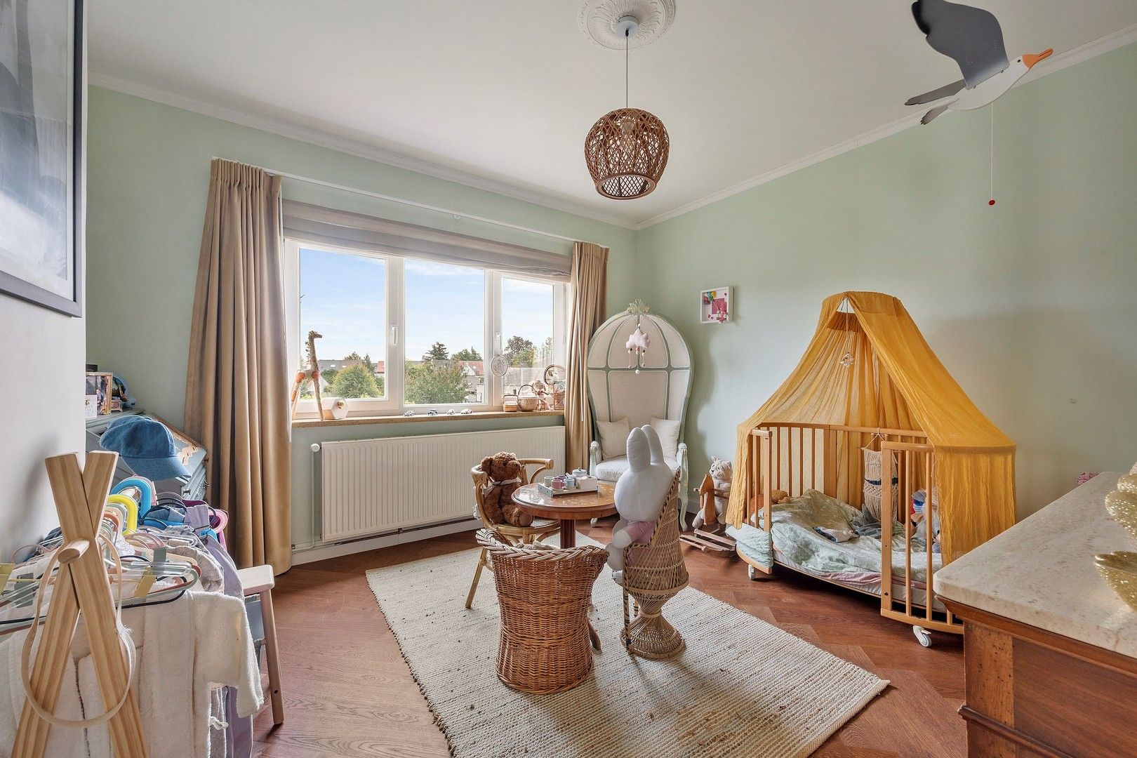 Prachtige karaktervolle, halfopen, robuuste én energiezuinige bel-étage van de jaren '50 met 4 slaapkamers, garage, kelderverdieping en paradijselijke tuin. foto 22