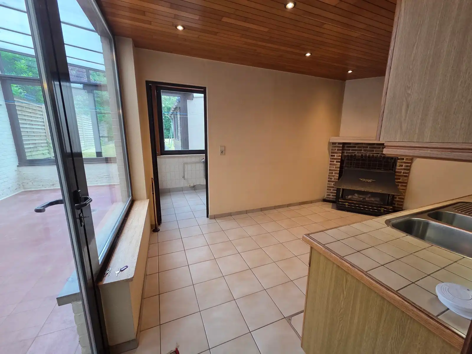 Goedgelegen woning met garage en mooie tuin foto 10