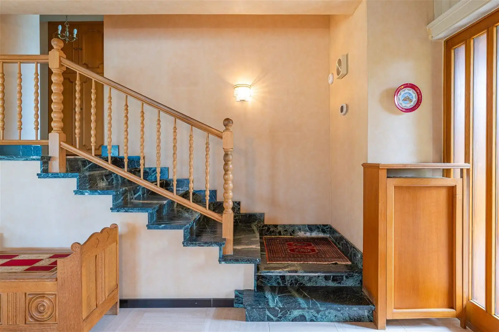 Ruime op te frissen split level villa met grote tuin op 23are20 foto 4