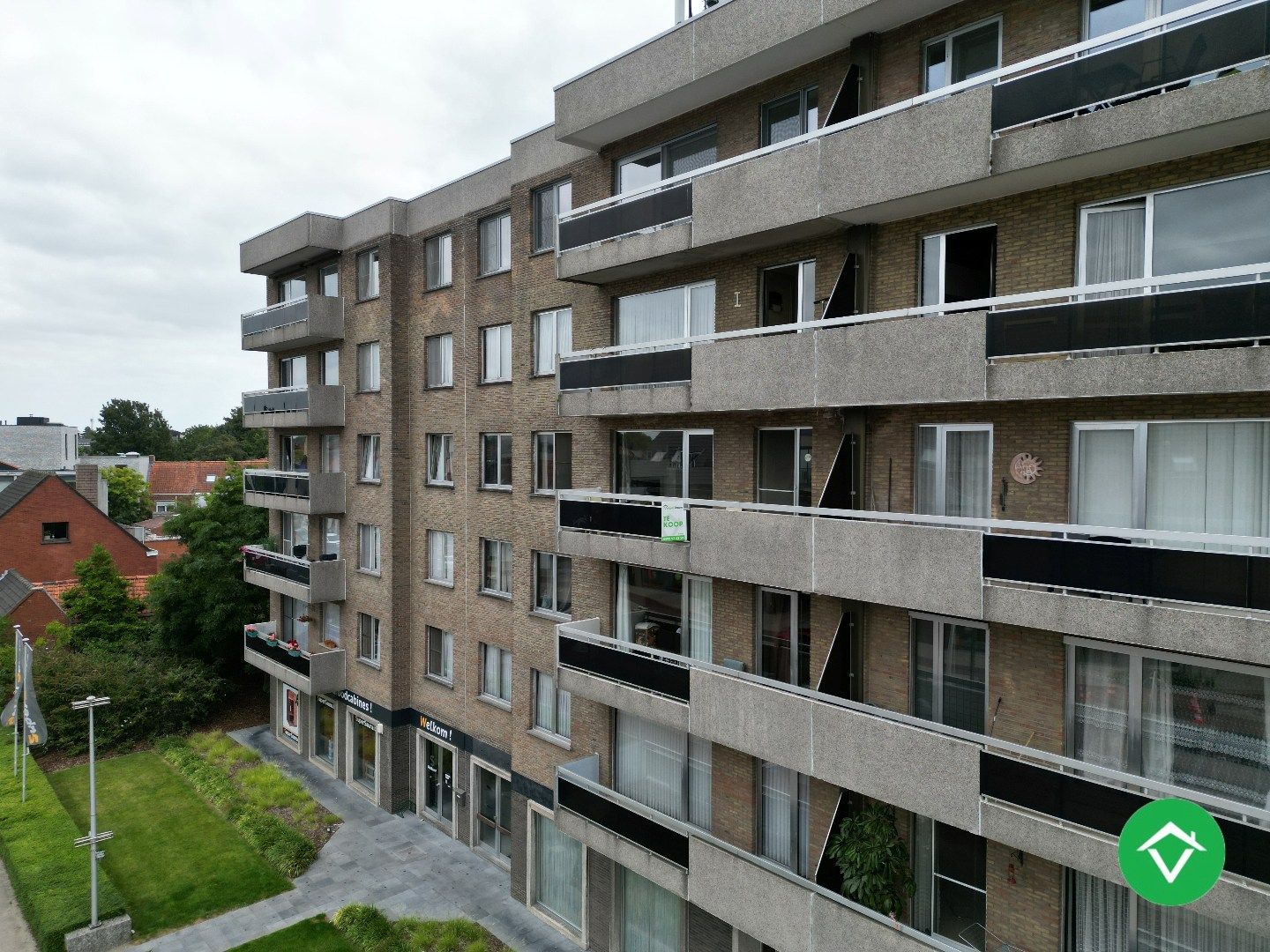 Appartement met twee slaapkamers, terras en autostaanplaats te Roeselare foto {{pictureIndex}}