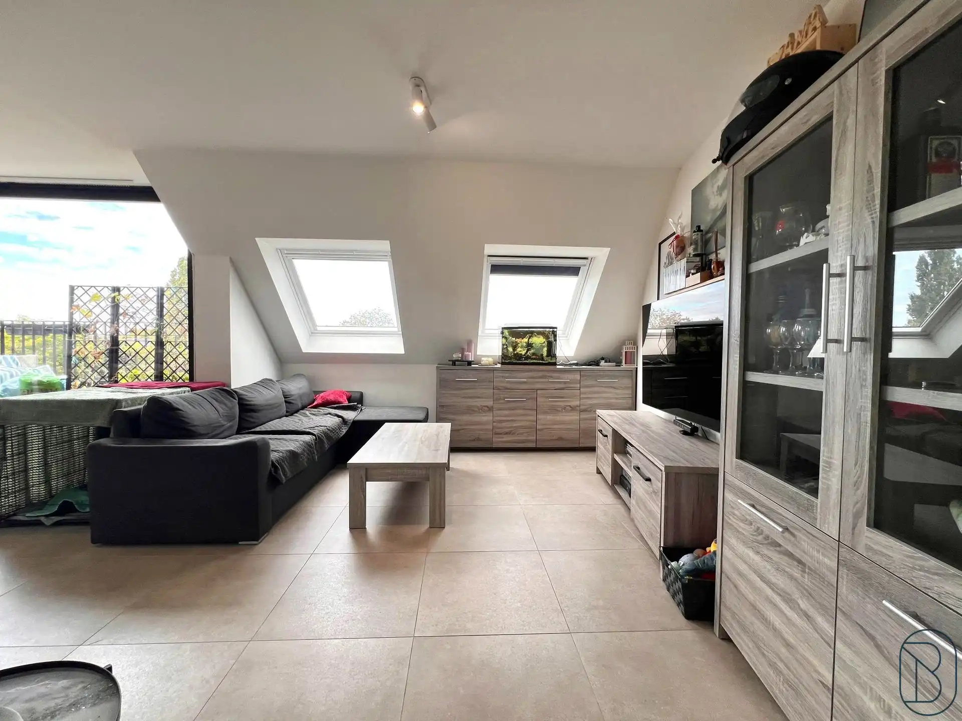 Leuk recente penthouse met terras en 2 SLK! foto 4