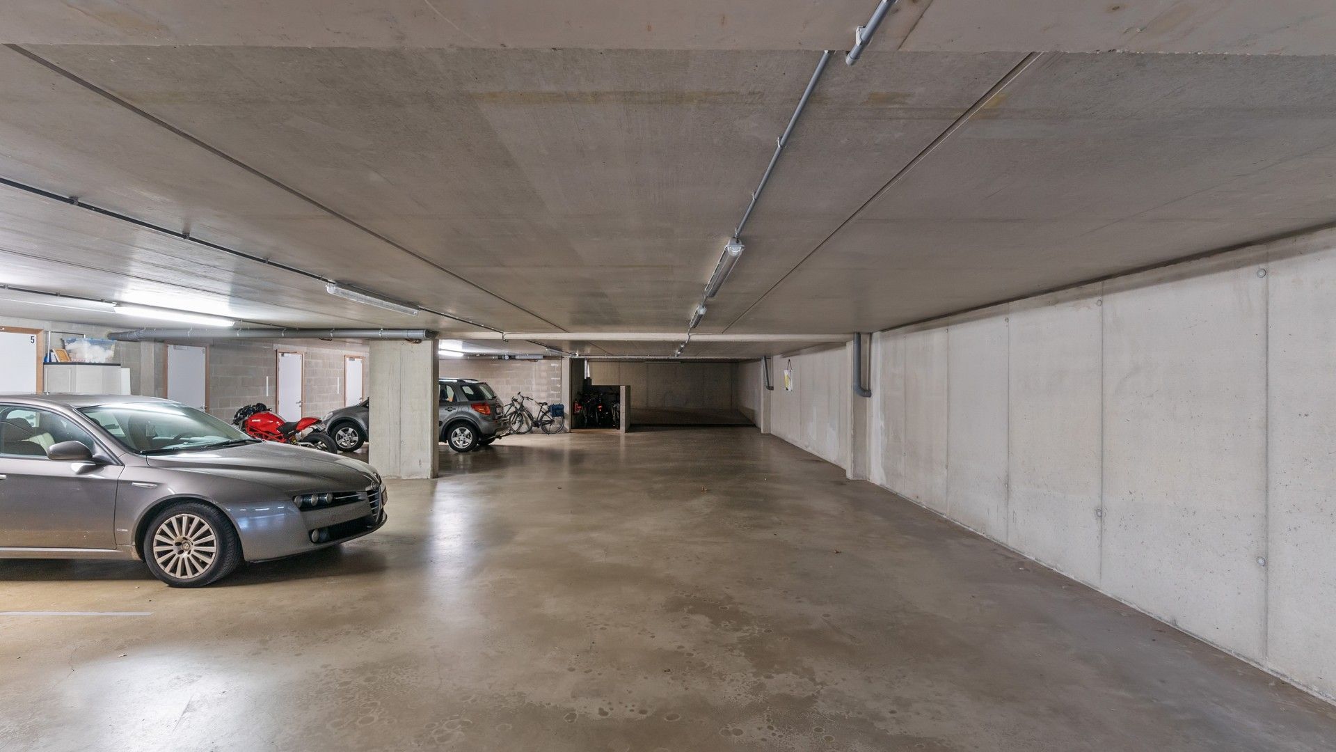 Gelijkvloers appartement met 2 slaapkamers, terras en tuin. Inclusief parking en kelderberging. foto 20