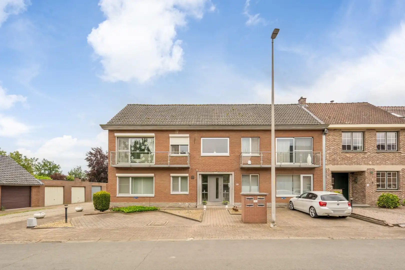 Gelijkvloers, degelijk appartement met 2 slaapkamers, ruim terras, carport en garage. foto 4