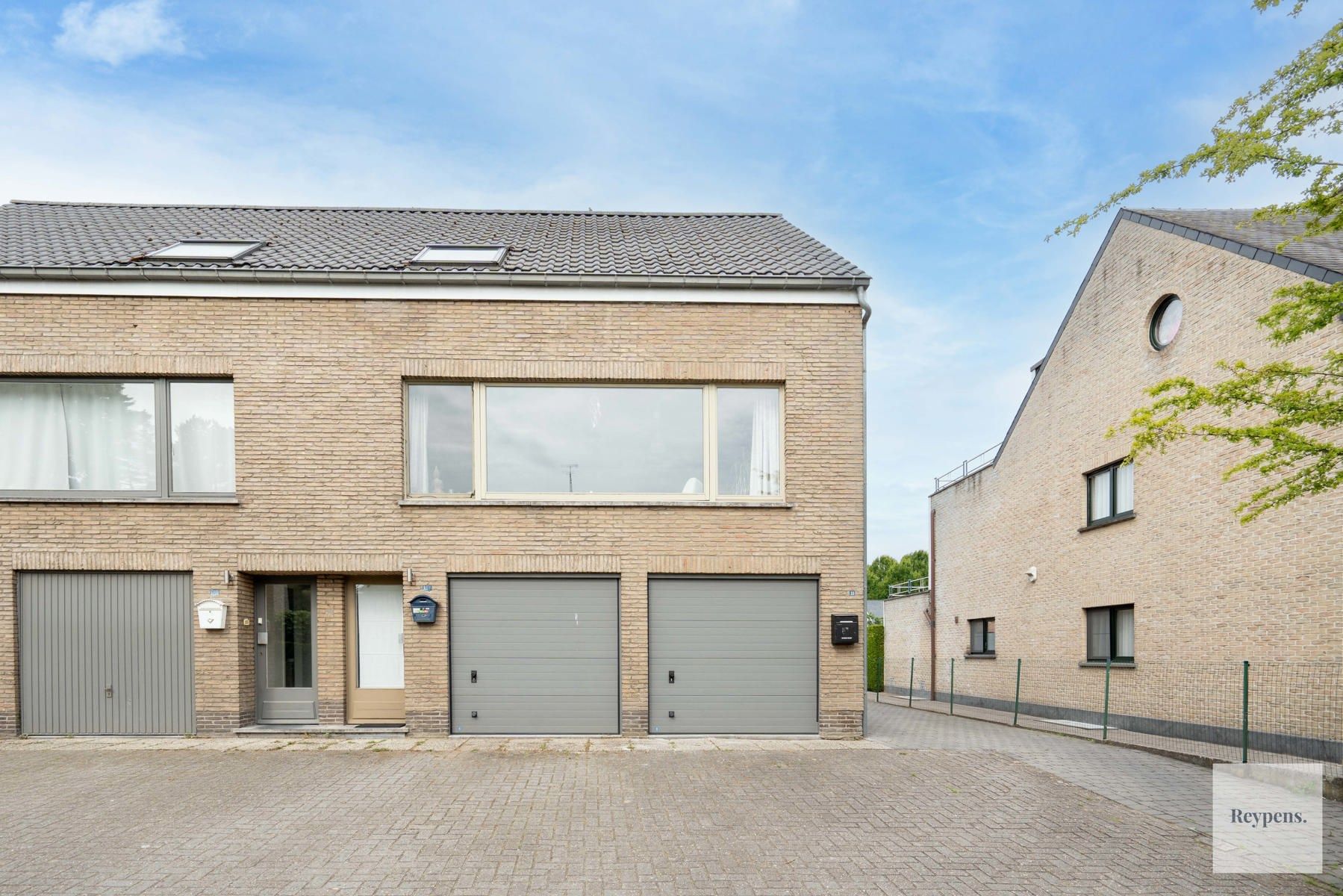 Opbrengsteigendom met 2 appartementen foto {{pictureIndex}}