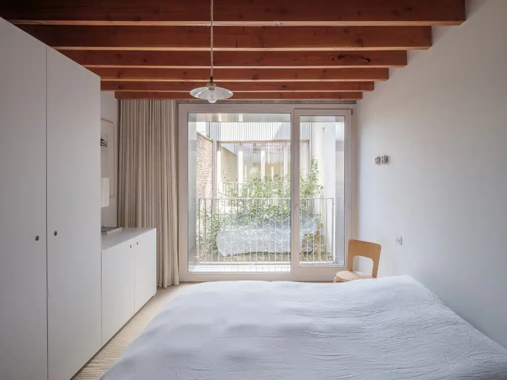 Architectuur, centrum Gent – Genereuze split-level woning met bijzondere ruimtelijkheden, dakterras, en achterliggende polyvalente praktijkruimte. foto 29