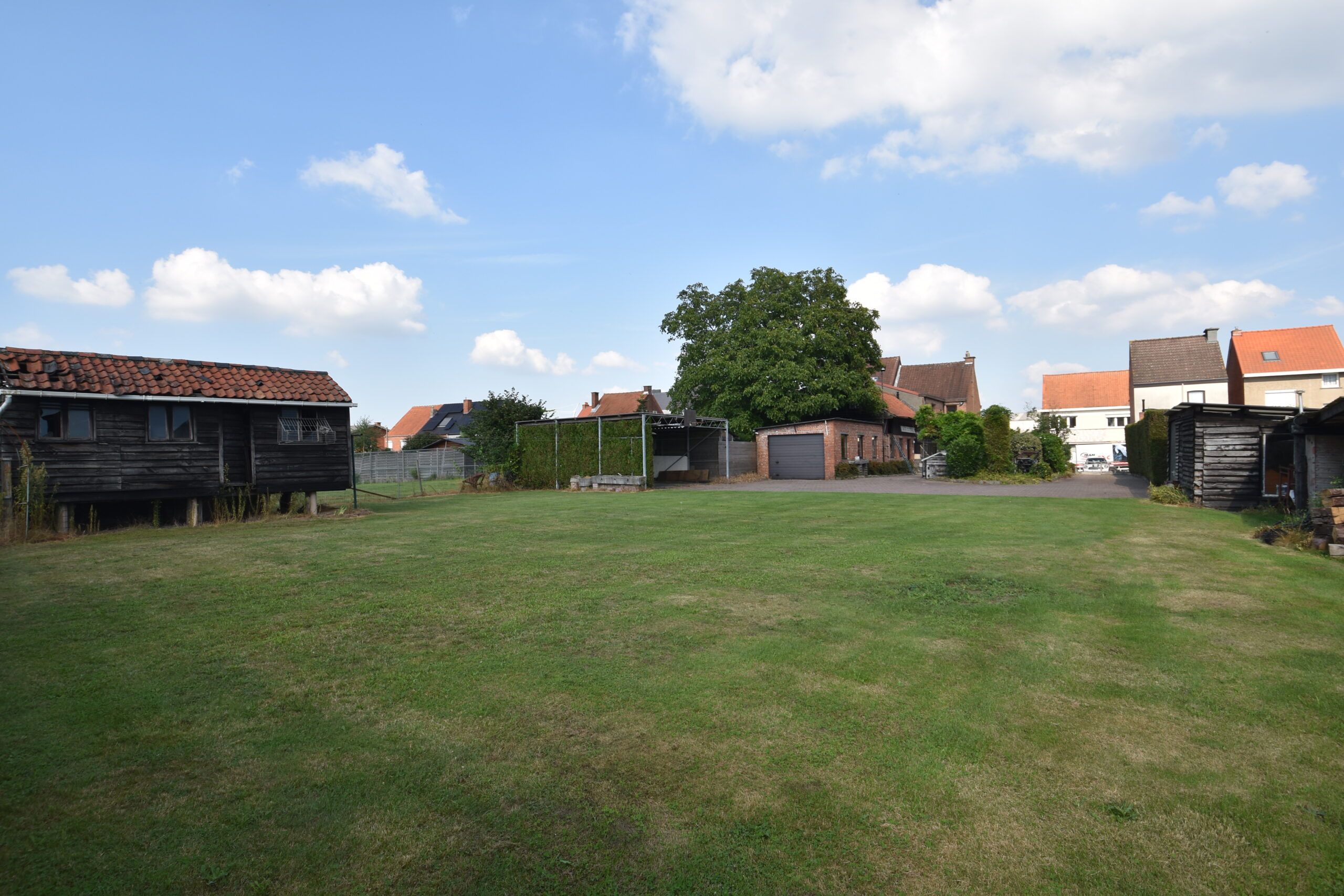 Instapklare halfopen woning met grote tuin en werkruimte. foto {{pictureIndex}}