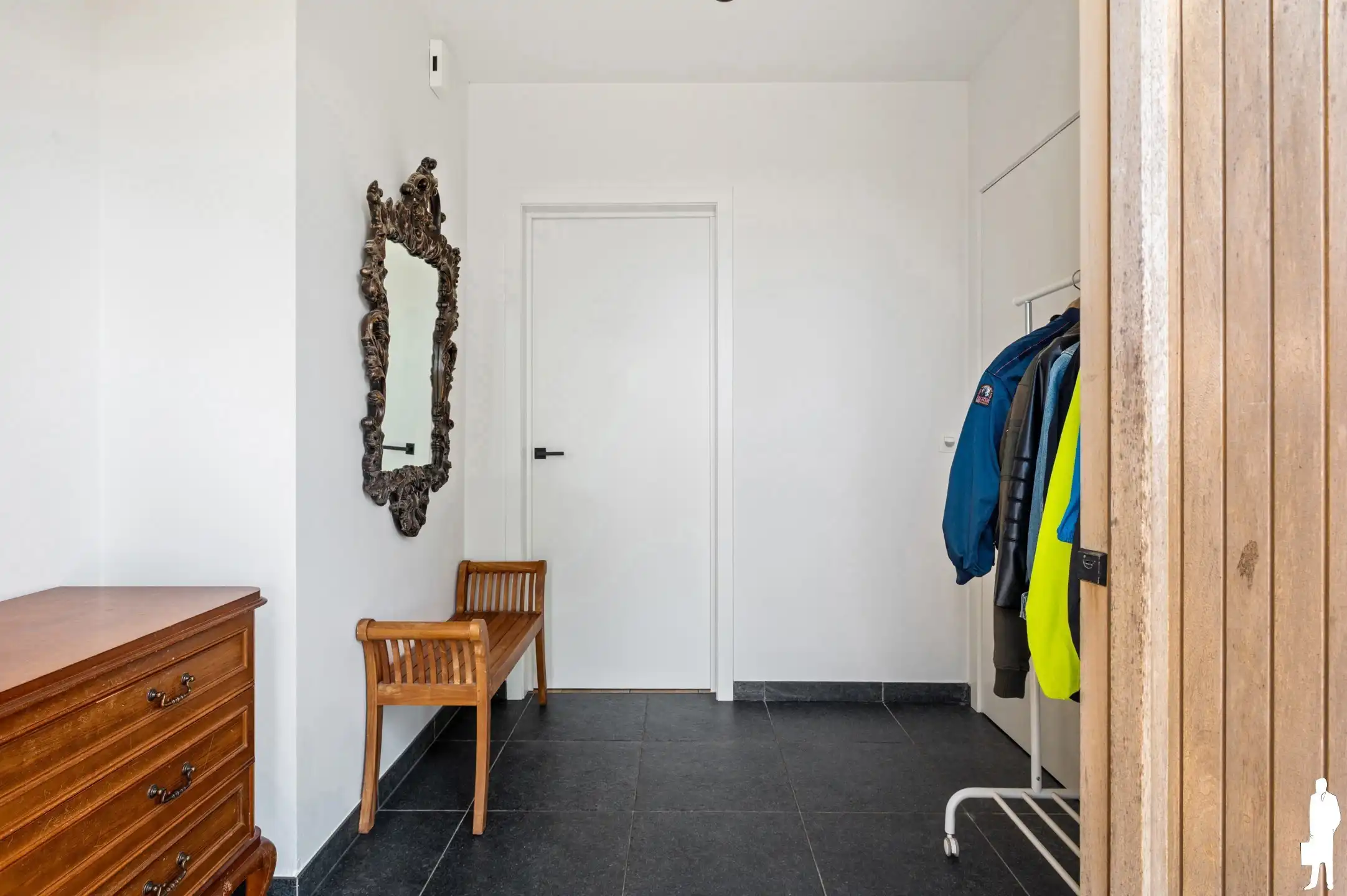 Landelijk en rustig gelegen woning met 4 slaapkamers en 2 badkamers op 1021 m2. foto 2
