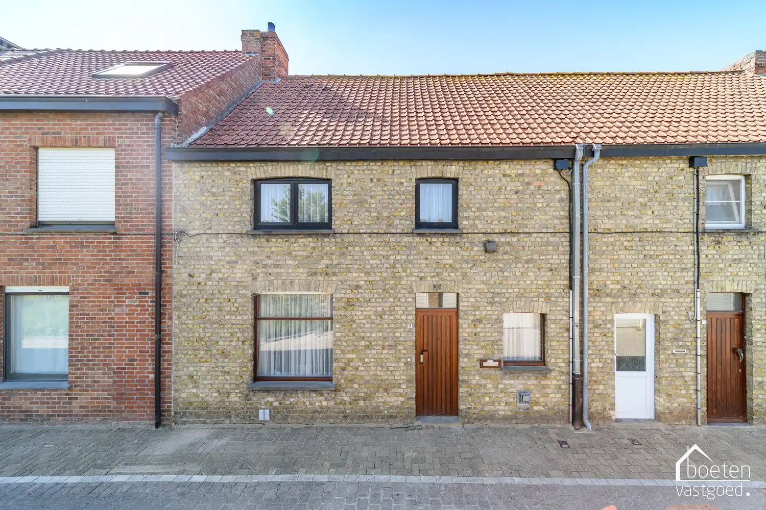 Hoofdfoto van de publicatie: Veurne: Te renoveren stadswoning met heel wat mogelijkheden, 4 à 5 slpks, zonnig tuintje en dubbele garage op 236m² grondopp.