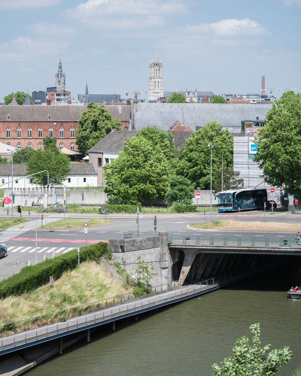 Licht op te frissen penthouse met 4 slaapkamers, meerdere zonneterrassen en een adembenemend uitzicht over de Leie en de Bijloke. Aankoop staanplaats. foto 8