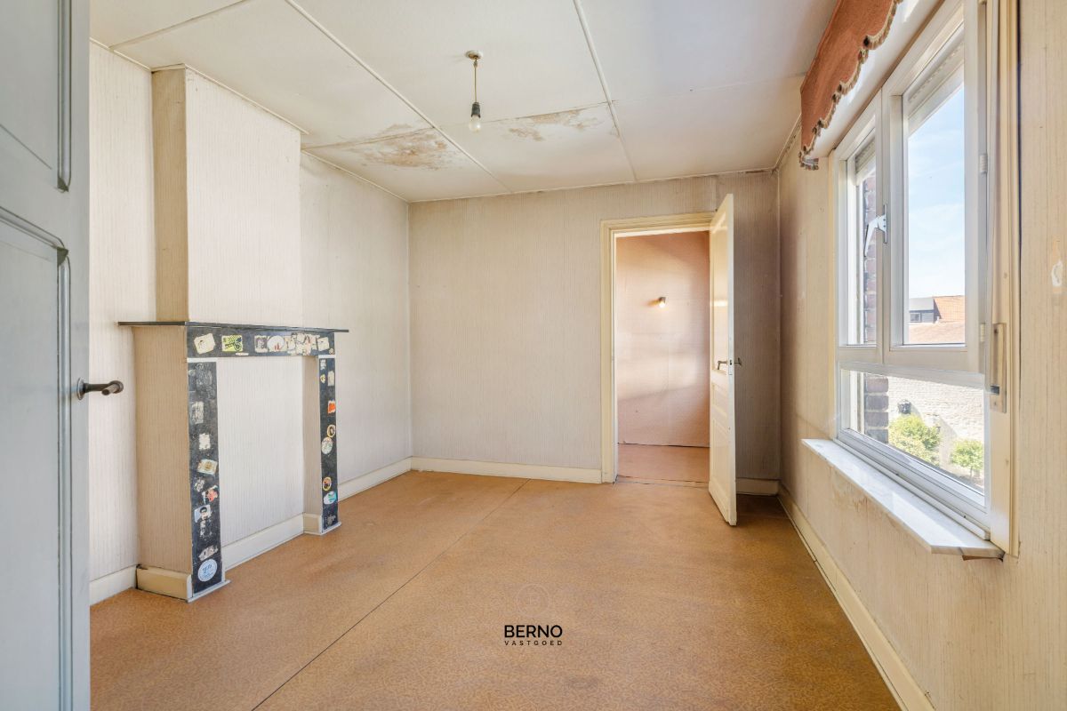 Te renoveren, ruime rijwoning met tuin en garageboxen foto 16
