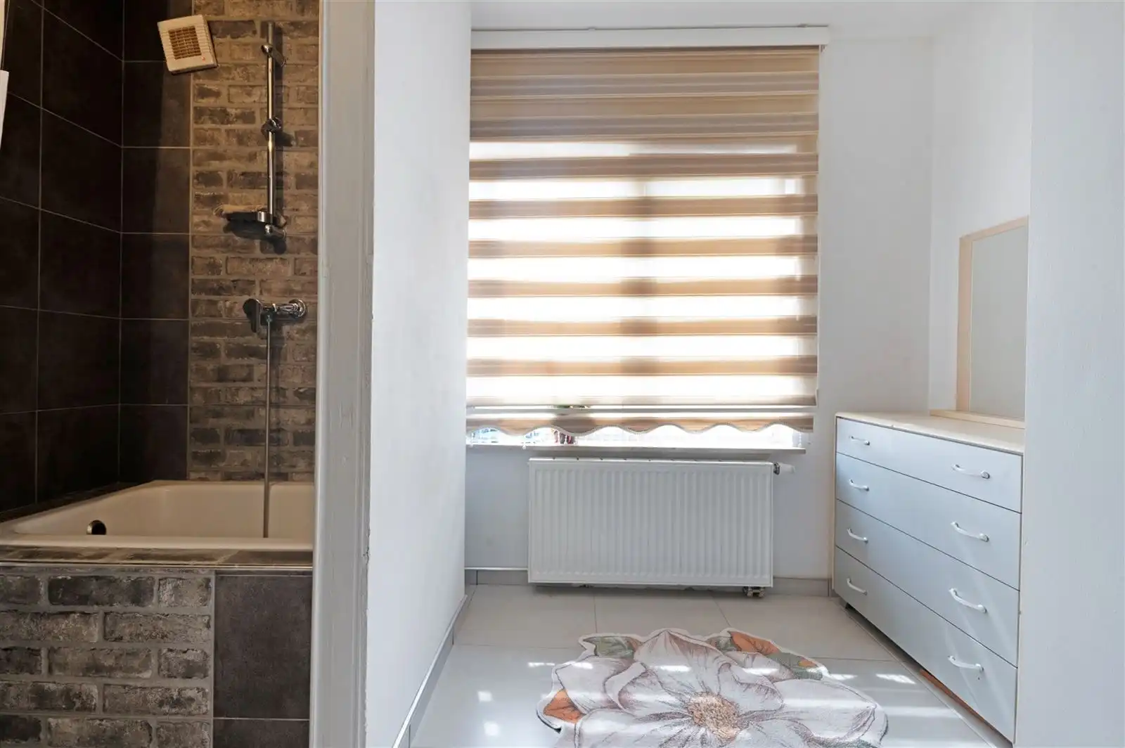 Modern afgewerkte en gerenoveerde gezinswonig met tuin op 2are93 foto 18