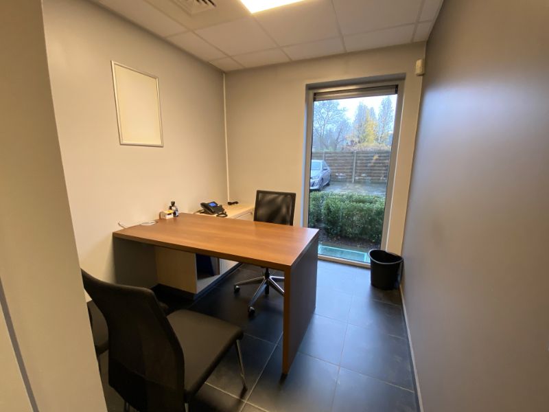 TOPLOCATIE kantoor/handelsgelijkvloers (+-231m²) + 4 autostnpl centrum Geel foto 9