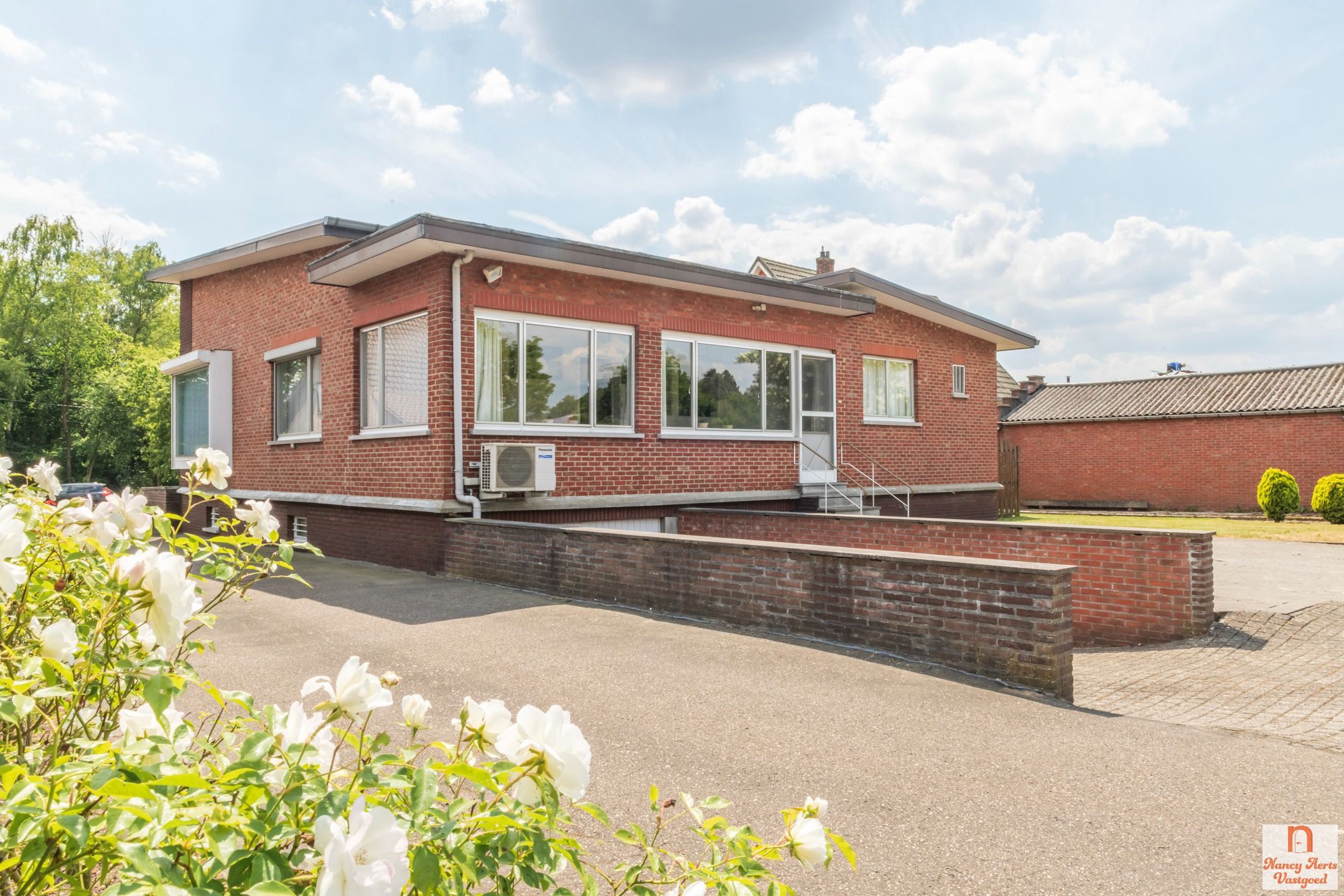 Vrijstaande, goed onderhouden woning op 20 are grond foto 4