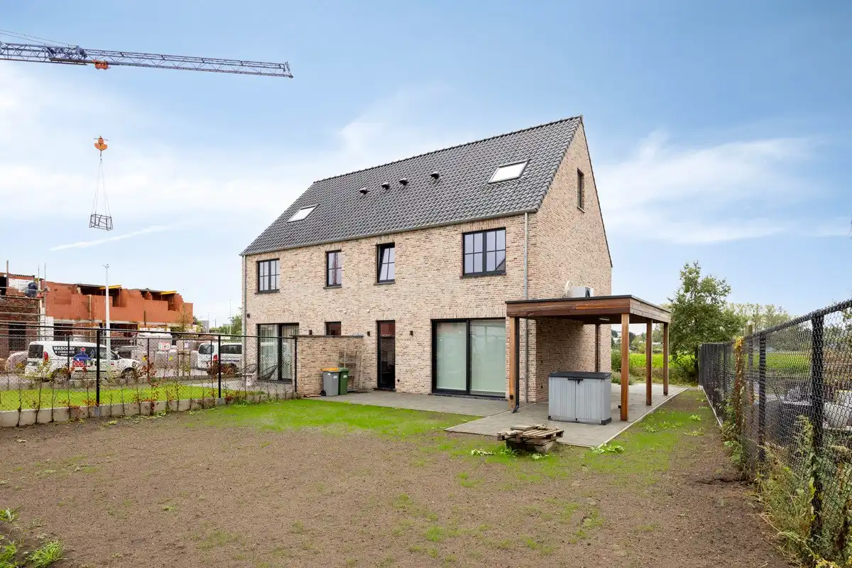 Recente halfopen bebouwing met 3 slaapkamers en carport foto 20