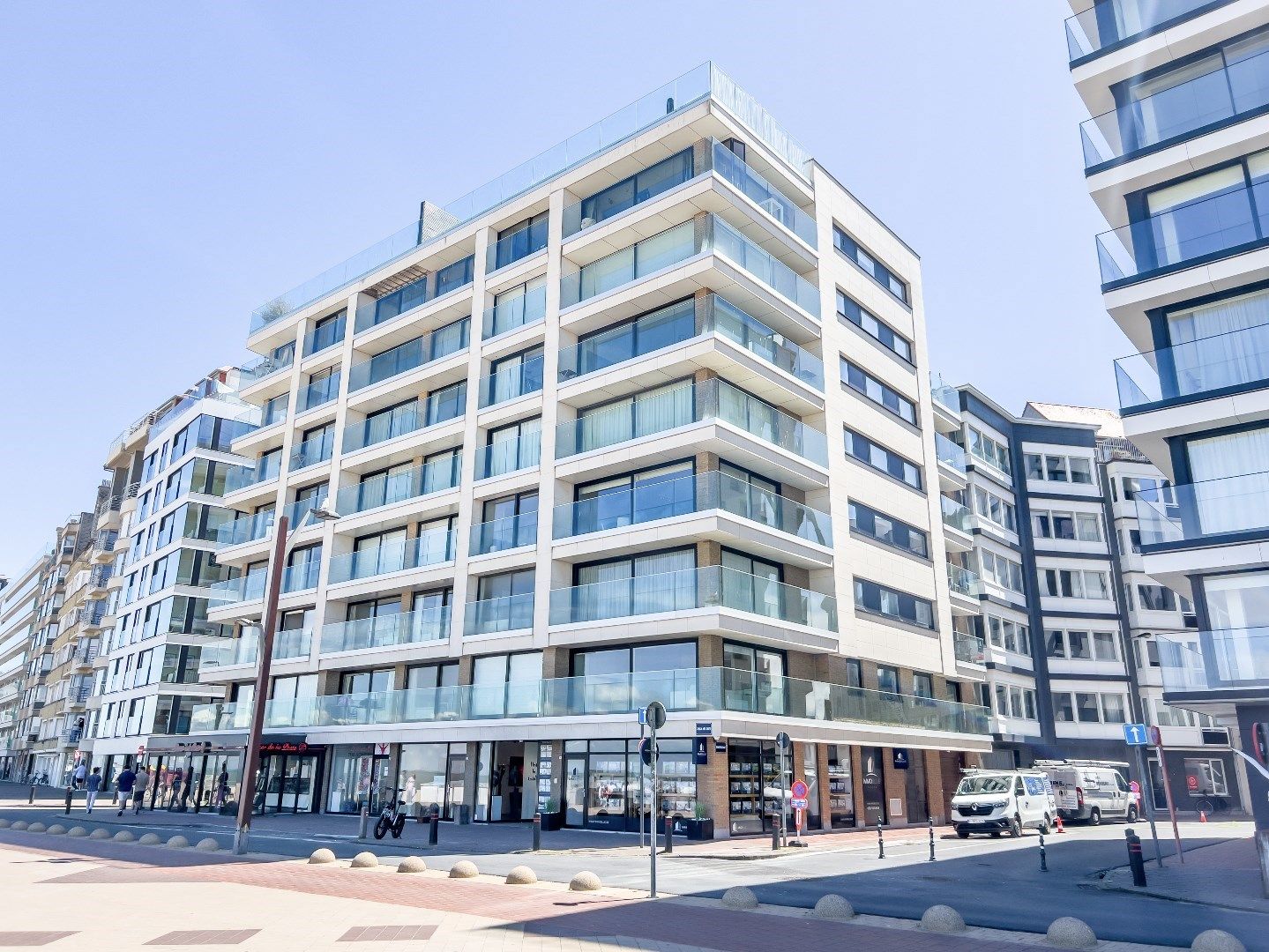 Gemeubeld hoekappartement (westkant) gelegen op de Zeedijk vlakbij het Albertplein en Driehoeksplein. Inclusief inpandige parking foto 10
