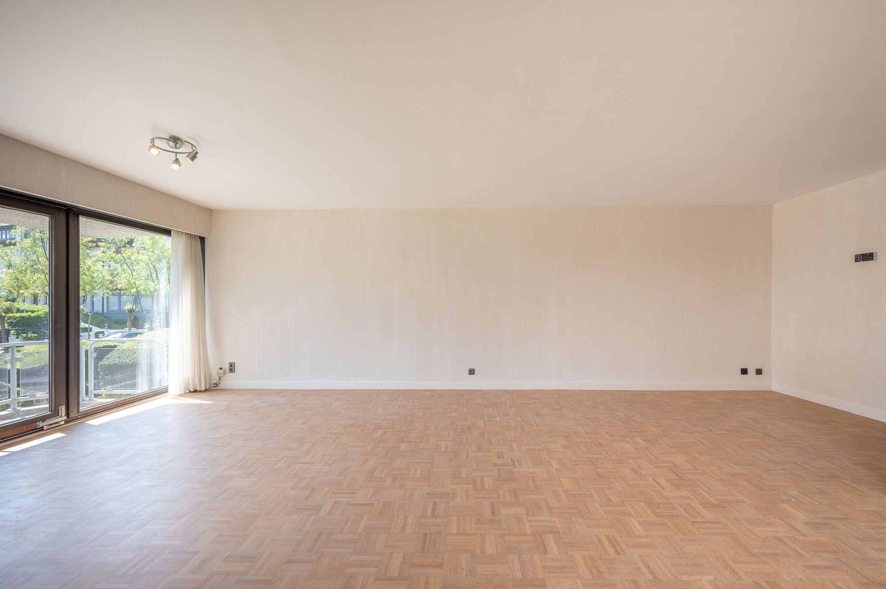 Ongemeubeld, hoekappartement nabij het Albertplein  foto 8