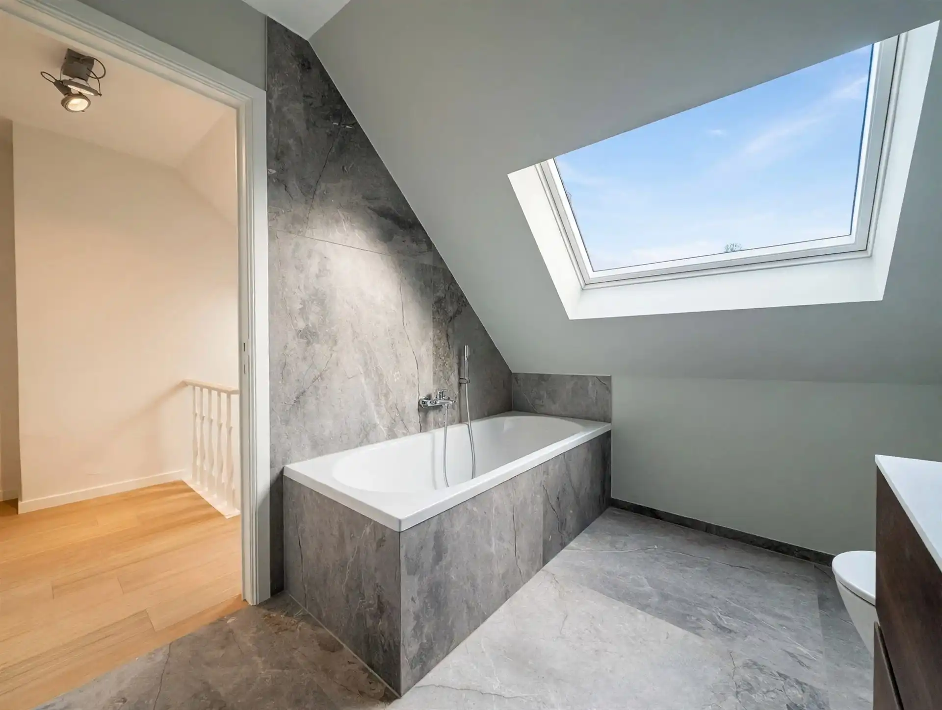 Prachtig gerenoveerde woning op toplocatie aan het Keizersplein in Aalst foto 19