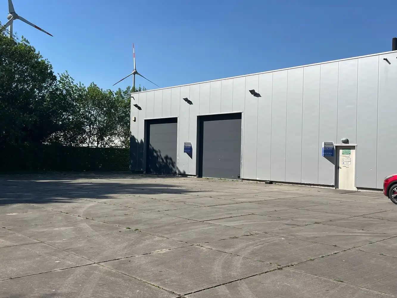 Bedrijfshal met terrein foto 3