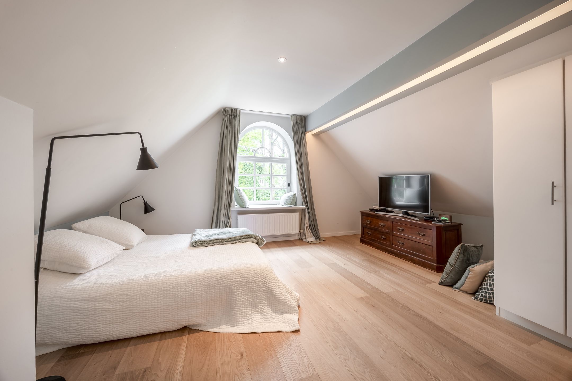 Stijlvolle villa met prachtige tuin op royaal perceel foto 31