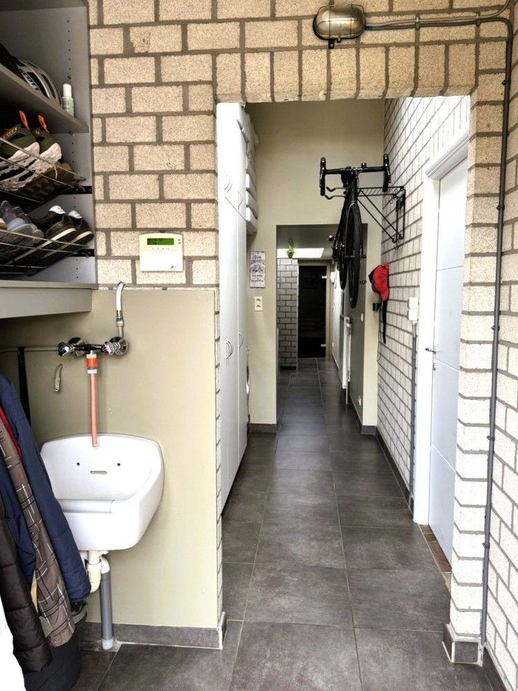 Verrassend ruime woning met achteringang met privéparkeerplaatsen foto 11