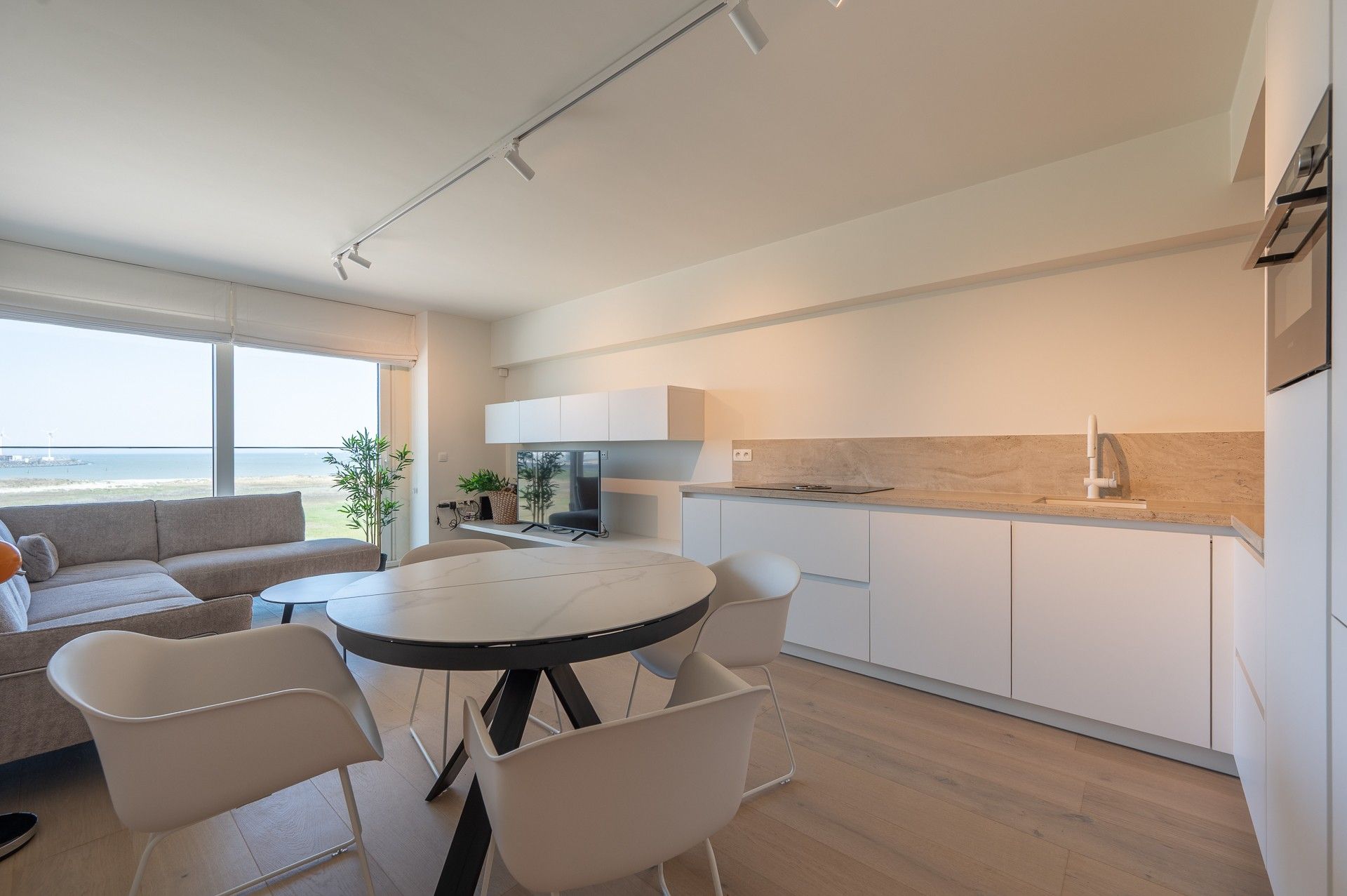 Gemeubeld: gerenoveerd appartement met prachtig zicht op de Baai van Heist! foto 3