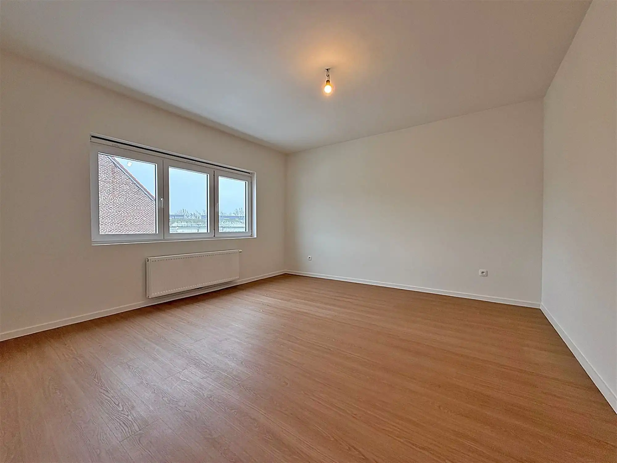 INSTAPKLARE gerenoveerde WONING met 3 slpks, badk., garage & tuintje/terras. foto 13