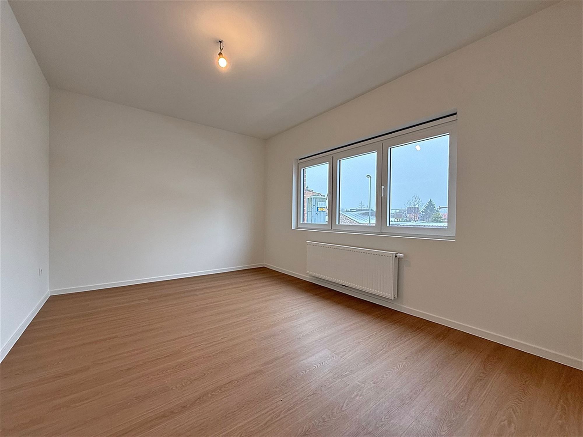 INSTAPKLARE gerenoveerde WONING met 3 slpks, badk., garage & tuintje/terras. foto 13