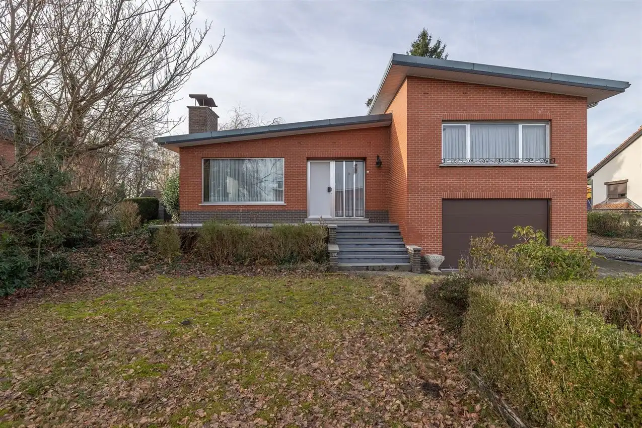 Hoofdfoto van de publicatie: Te renoveren splitlevel woning in doodlopende straat