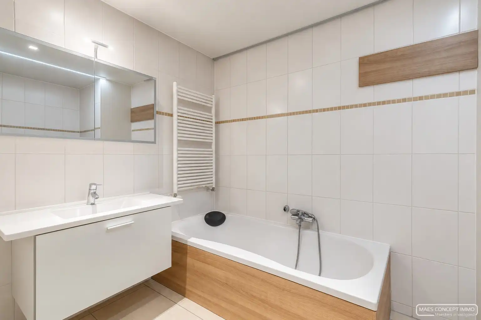 Investeringsopportuniteit - 2 verhuurde handelspanden en appartement te koop in Waregem foto 15