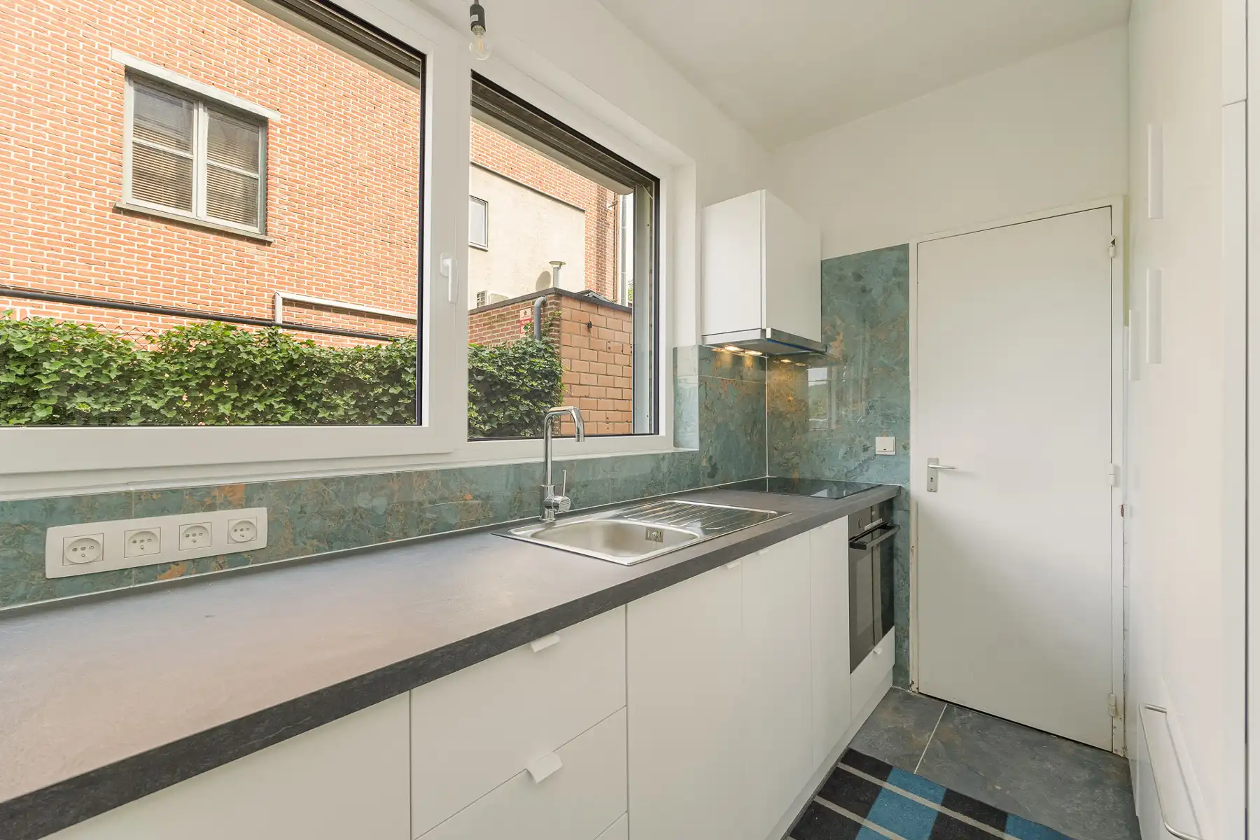 INSTAPKLAAR GELIJKVLOERS 2 SLAAPKAMER APPARTMENT + GARAGE foto 5