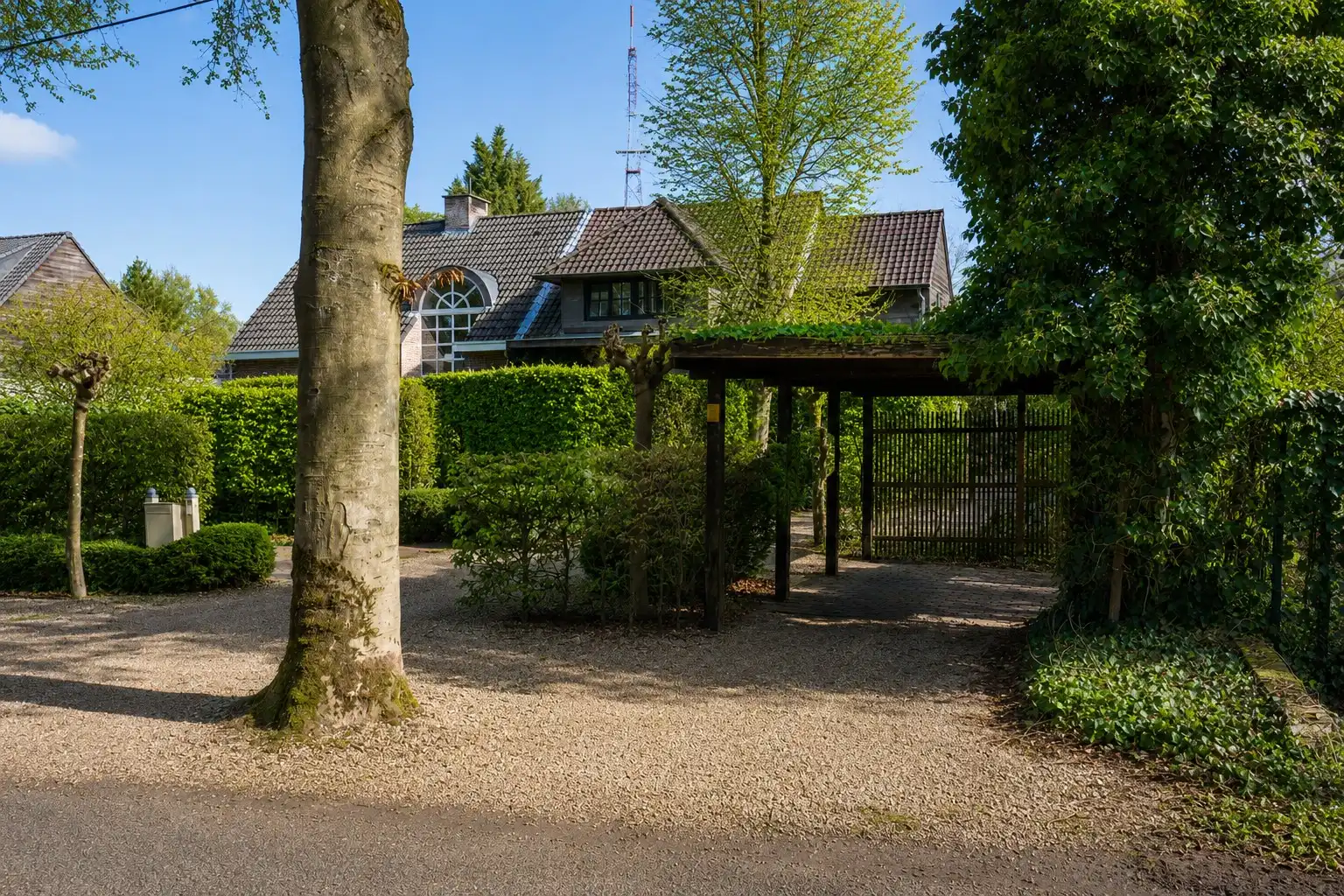 Charmante halfopen woning met polyvalent bijgebouw foto 3